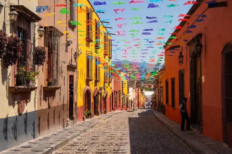 San Miguel de Allende’s Art Scene: Budgeting for a Painting Workshop vs. Free Gallery Visits