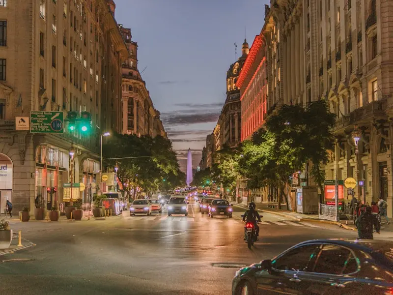 Navigating Personal Space in Buenos Aires: What to Know About Argentine Social Interactions.